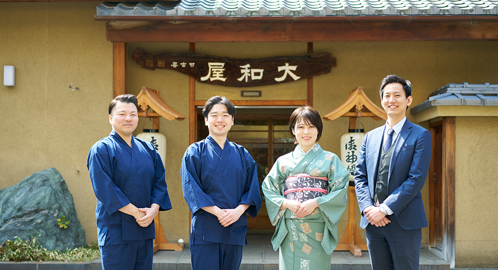 旅館スタッフ集合写真